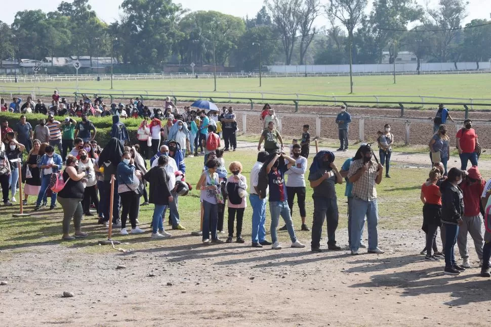 A LA ESPERA DEL PAGO. Las imágenes de las largas filas de tucumanos y tucumanas que esperaron durante horas para poder cobrar un subsidio de $5.000 en efectivo otorgado por el Gobierno recorrieron medios nacionales. 