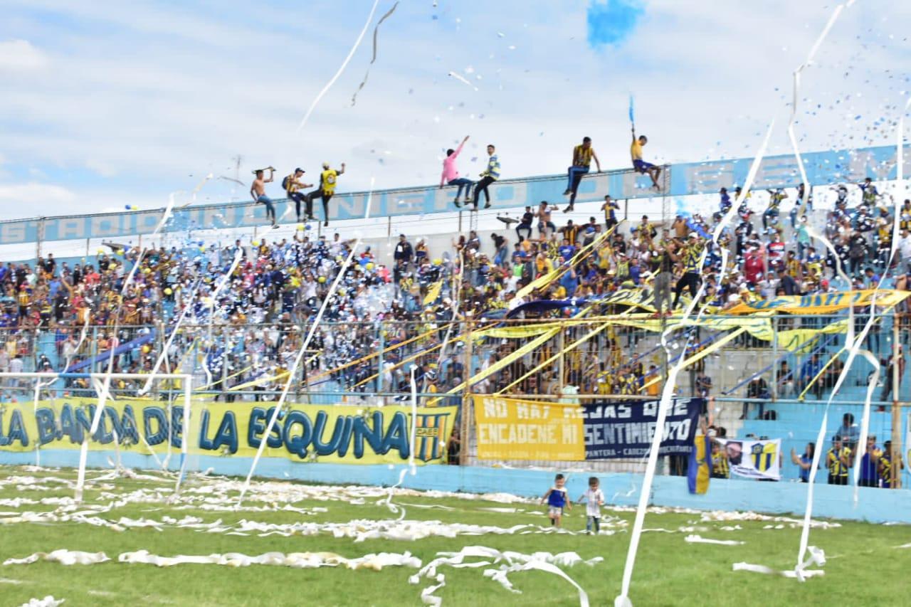  Hinchas de Experimental. Gentileza Rodolfo Lobo.