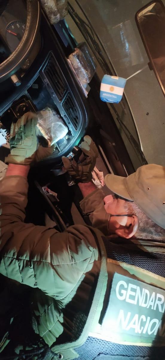 Una pareja viajaba de Salta a Tucumán con cocaína oculta en la guantera de su vehículo