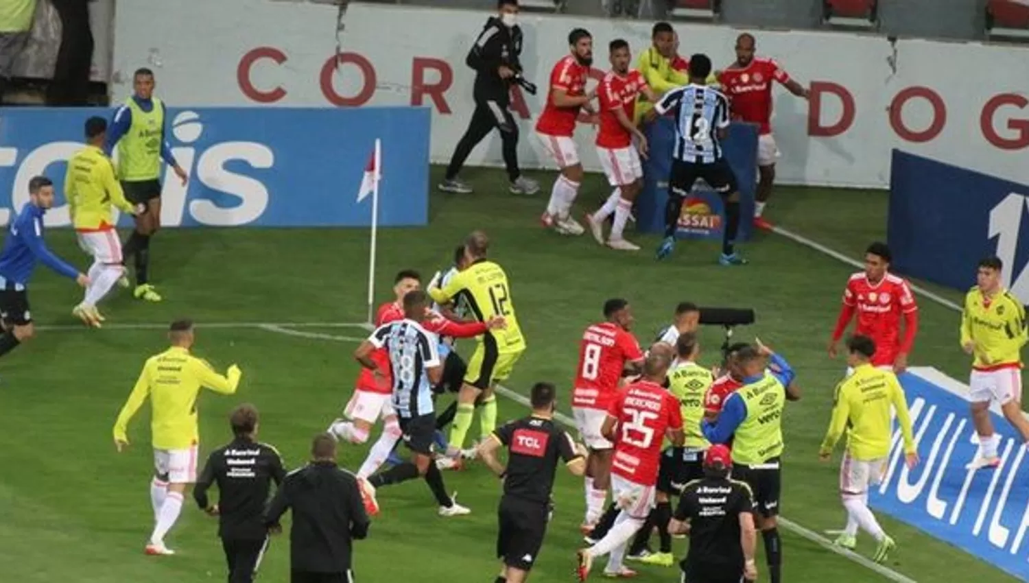 CARGADAS. Los jugadores de Inter se burlaron de sus rivales y esto provocó escenas de violencia.
