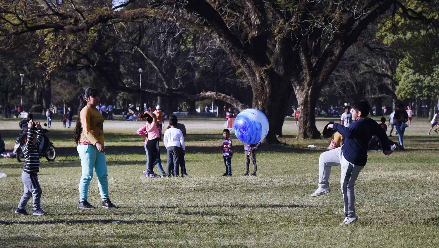 CON ABRIGO. El domingo miles de tucumanos aprovechan para pasar tiempo libre en el parque 9 de Julio.