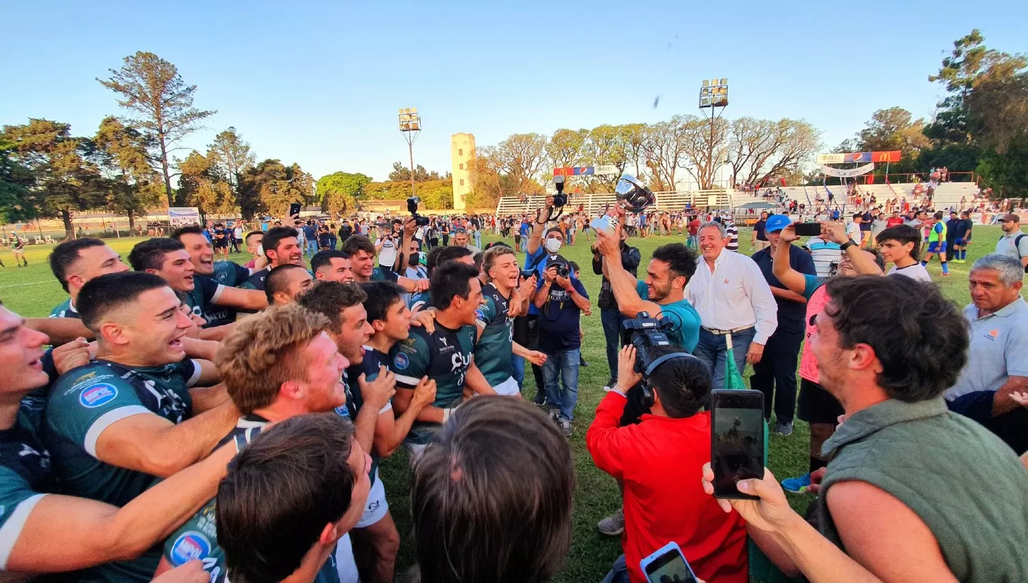 EL FESTEJO. Tucumán Rugby coronó una temporada formidable con el título del Anual.