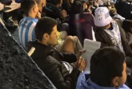 Llevó los apuntes para estudiar en el Monumental y su foto se hizo viral