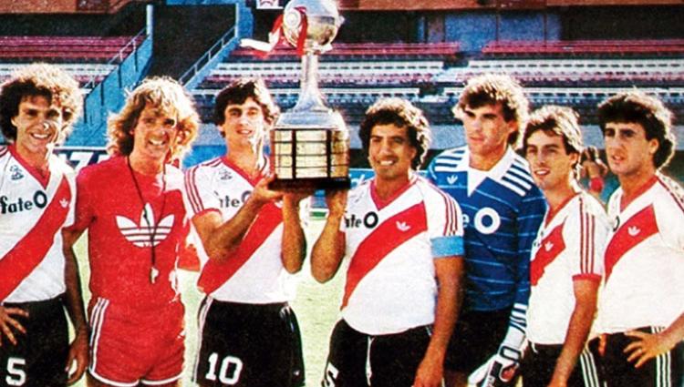 RECUERDOS. El ex defensor Oscar Ruggeri (primero desde la izquierda) dijo que el River de 1986 ocupa el sitio más importante en su carrera, a nivel clubes.