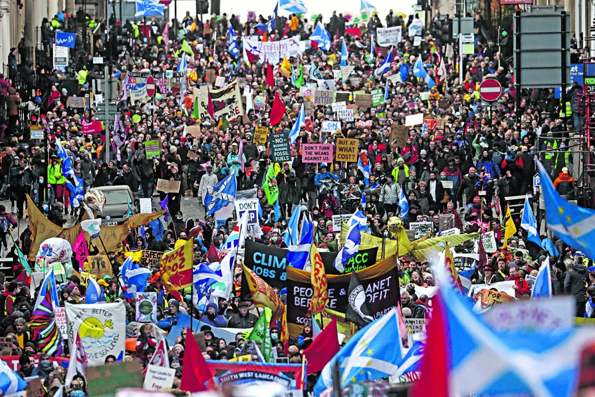 RECLAMO. Miles de personas marcharon el viernes y el sábado para exigir soluciones a la crisis climática.