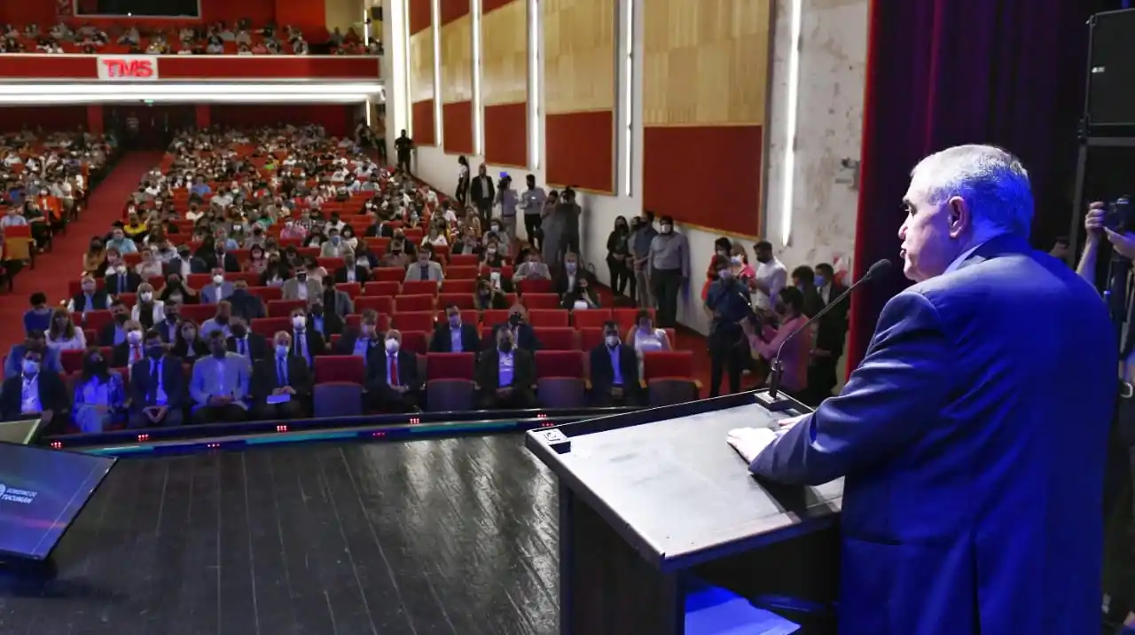 EN EL TEATRO MERCEDES SOSA. Osvaldo Jaldo dirige su mensaje a funcionarios de Educación y a docentes. Foto: Prensa Gobernación