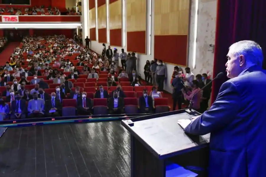EN EL TEATRO MERCEDES SOSA. Osvaldo Jaldo dirige su mensaje a funcionarios de Educación y a docentes. Foto: Prensa Gobernación