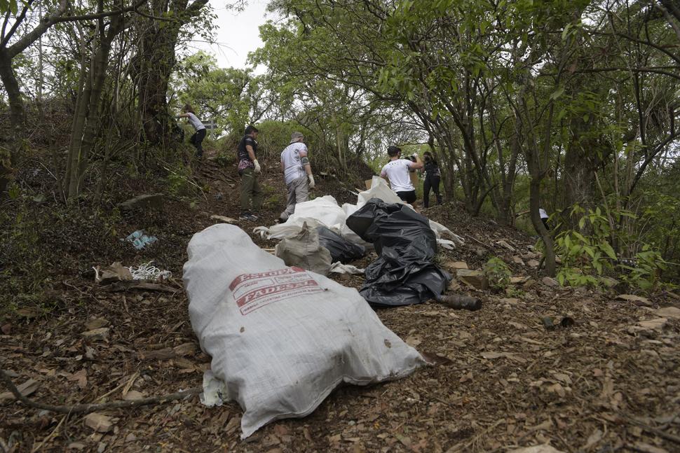 MUCHO TRABAJO. Los colaboradores se adentraron en el cerro para recuperar los residuos en los senderos y en zonas vírgenes, en las que no debería haber basura.  