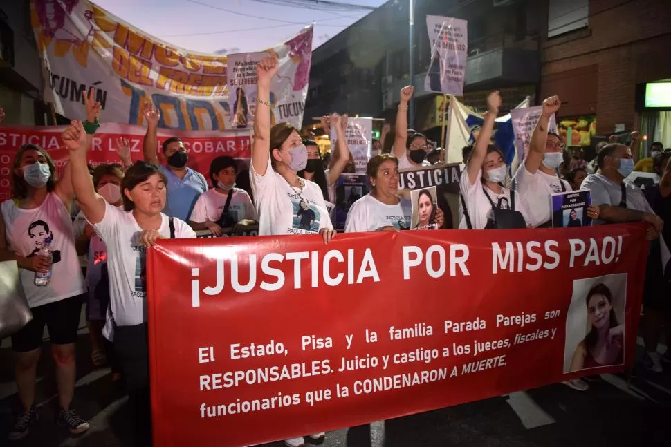 CABEZA DE LA MARCHA POR LA PROFESORA DE INGLÉS. Familiares de Tacacho reclaman justicia el 30-10-21. 