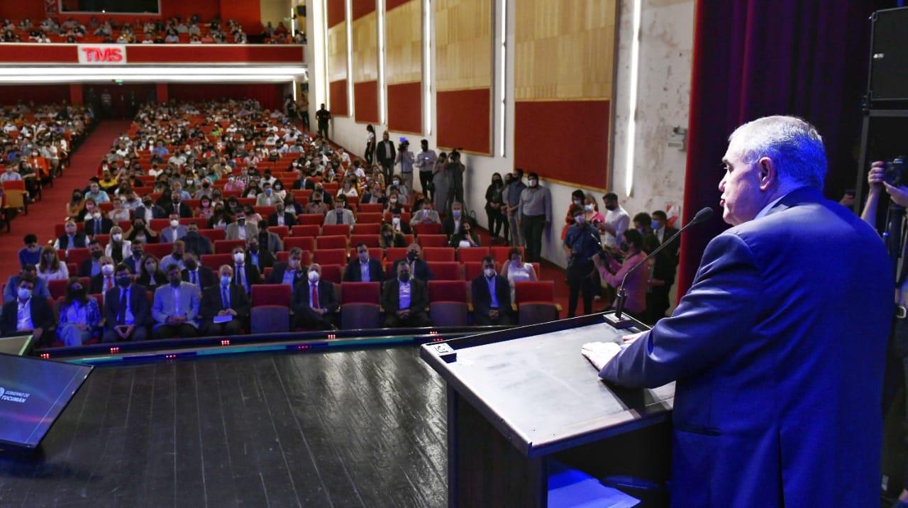EN EL TEATRO MERCEDES SOSA. Osvaldo Jaldo dirige su mensaje a funcionarios de Educación y a docentes. Foto: Prensa Gobernación