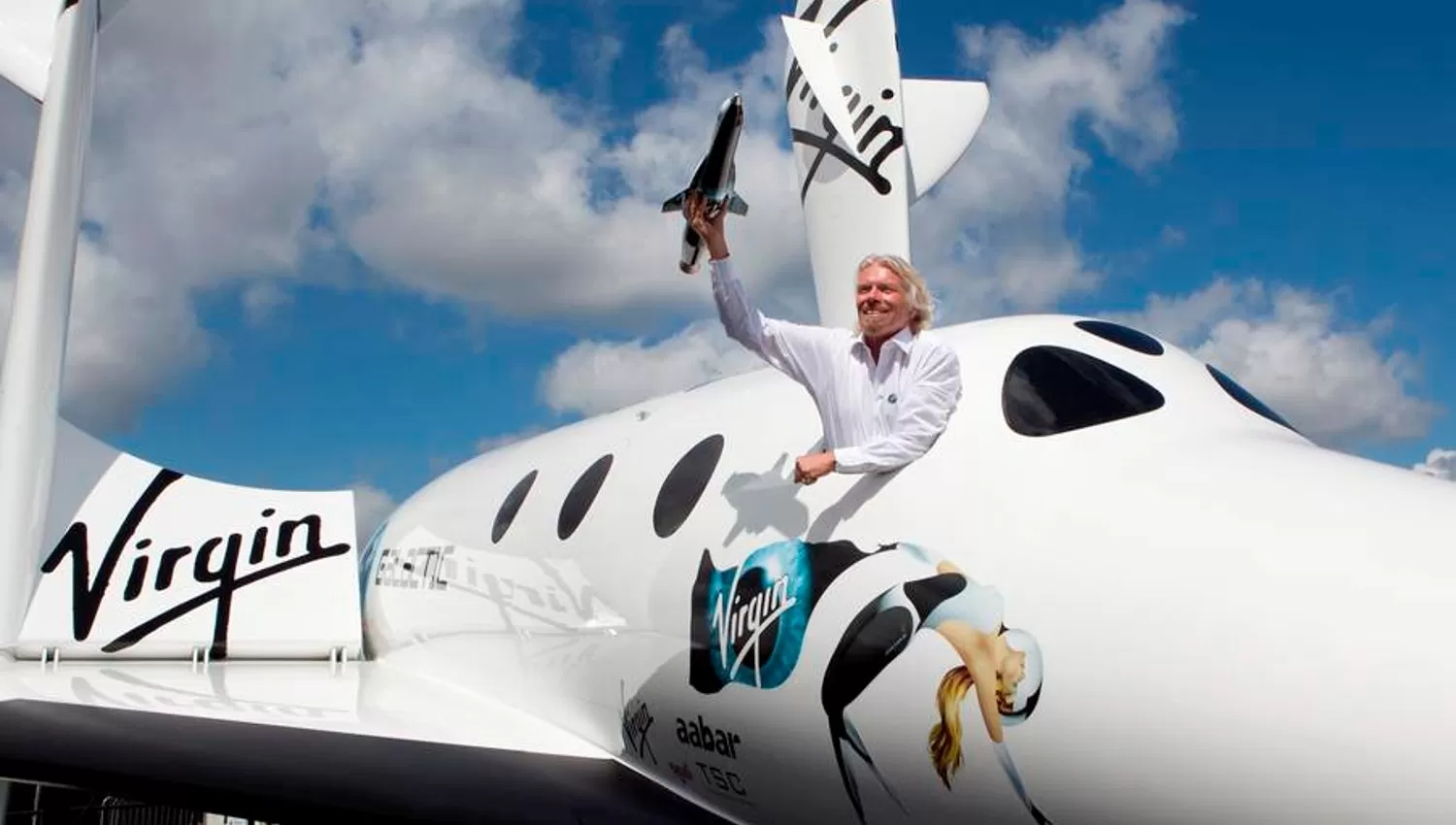 HITO. El británico Richard Branson, dueño de la compañía, fue el primero en viajar al espacio.
