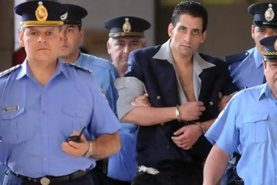 BIEN CUSTODIADO. Un ejército de policías custodiaban a Pablo Amín cada vez que era trasladado a la sala de juicio. 