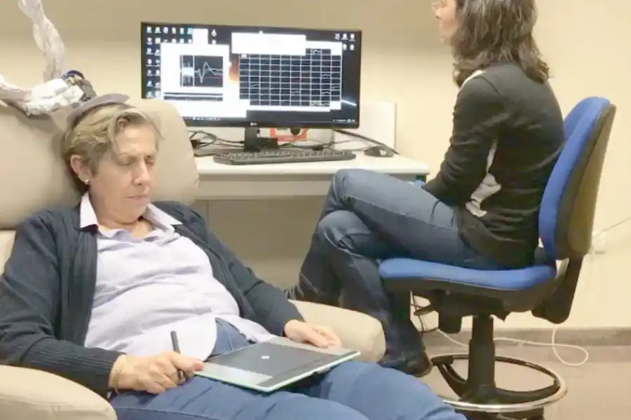 Un tucumano participa en España de una investigación que permite ver formas a una persona ciega