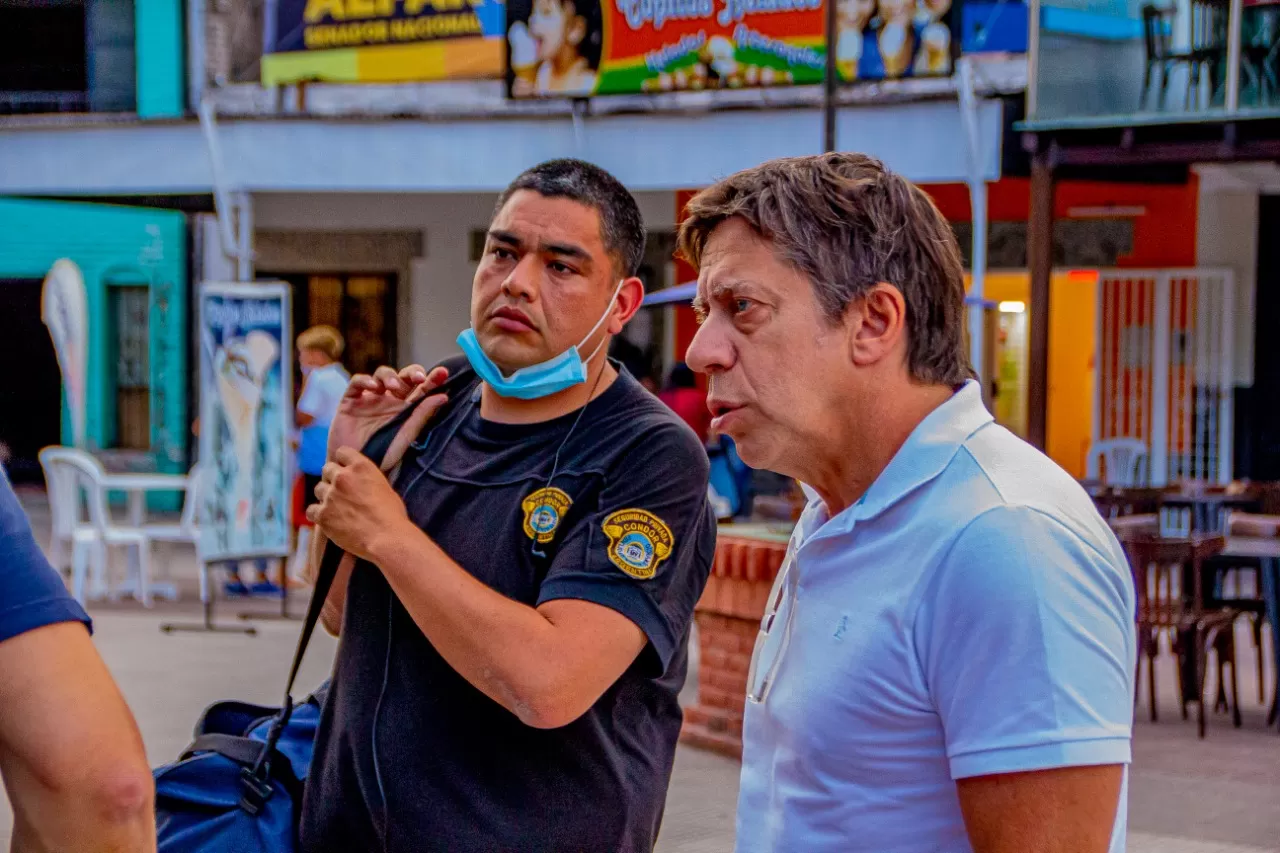 EN CAMPAÑA. Ricardo Bussi, candidato a senador nacional por Fuerza Republicana, dialoga con vecinos. Foto: Prensa FR