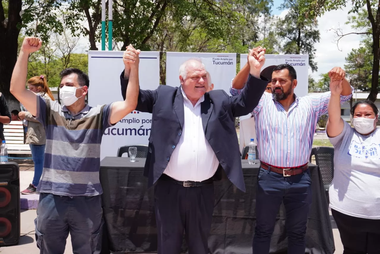 EN BANDA DEL RÍO SALÍ. Federico Masso, candidato a senador, junto a dirigentes del Frente Amplio por Tucumán. Foto Prensa Federico Masso