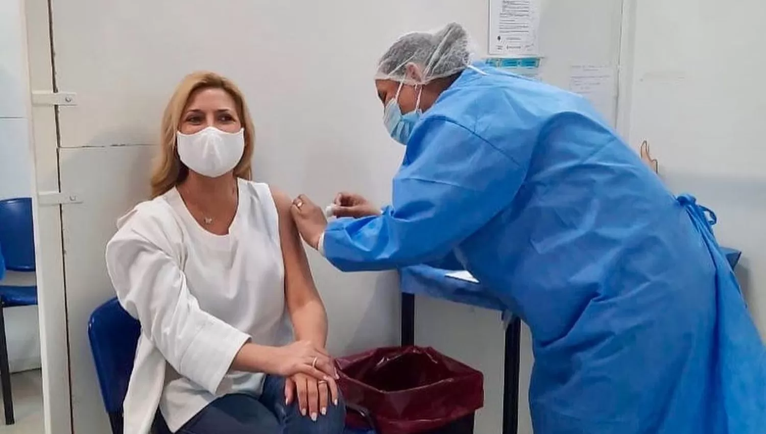 COVID-19. La primera dama, Fabiola Yáñez, recibió la segunda dosis de la vacuna contra la covid-19. Foto tomada de Instagram: fabiolaoficialok