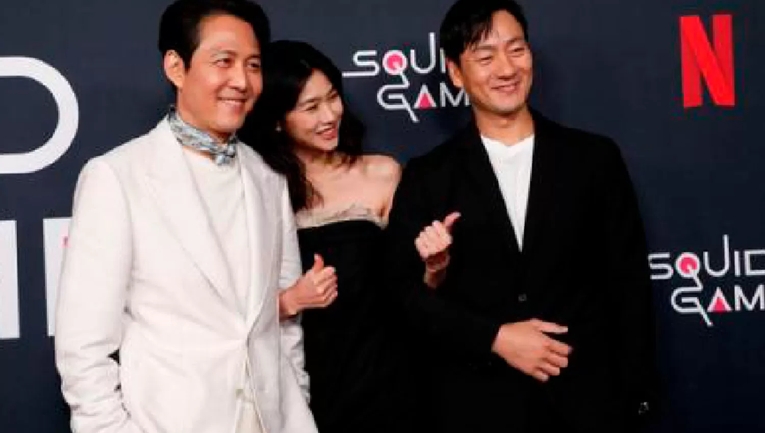 ÉXITO MUNDIAL. Los actores de El juego del calamar (Squid game) Lee Jung-jae, Hoyeon Jung y Park Hae-soo durante un evento en Los Ángeles, Estados Unidos.