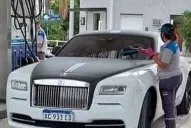 Tevez fue a cargar nafta con su Roll Royce y la foto se hizo viral