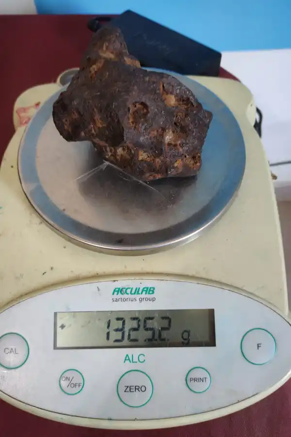 EL PESO justo del meteorito. 