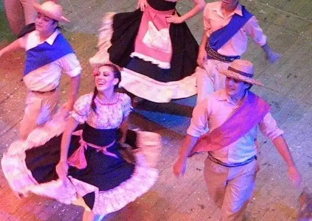 “Vivir sin tradiciones es como querer ser un árbol sin tener raíces”