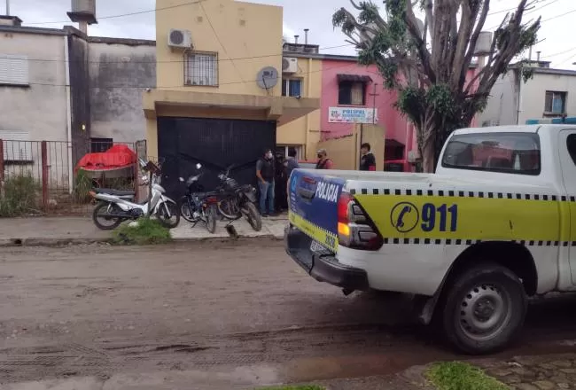 EN TUCUMÁN. Los operativos se hicieron en los barrios 120 y 200 viviendas y en un local comercial de avenida Roca al 500.