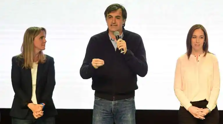  GENERALES. Esteban Bullrich celebra haber batido a Cristina Kirchner en el distrito bonaerense.