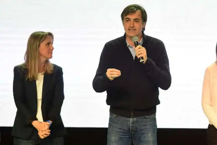  GENERALES. Esteban Bullrich celebra haber batido a Cristina Kirchner en el distrito bonaerense.