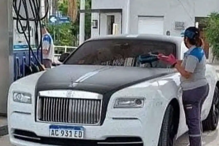 IMPONENTE. El Roll Royce de Carlos Tevez, en una YPF de Marcos Juárez, en Córdoba.