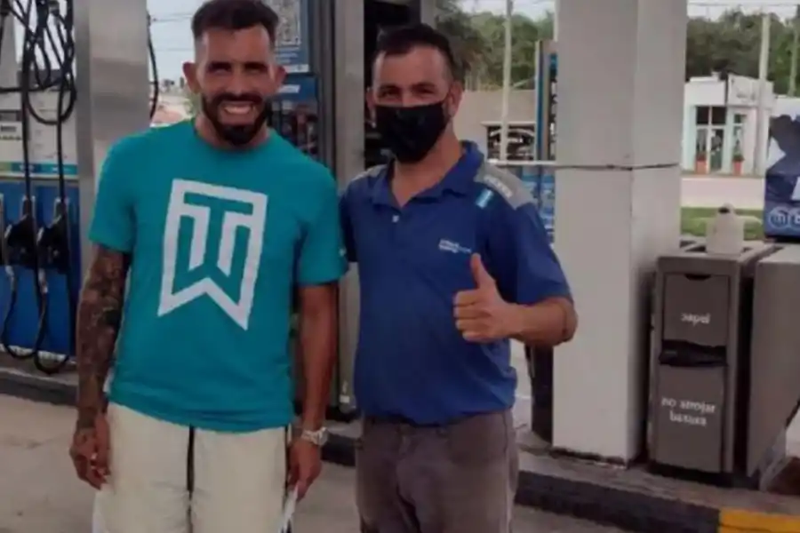 PARA EL RECUERDO. Tevez se tomó una foto con uno de los playeros.