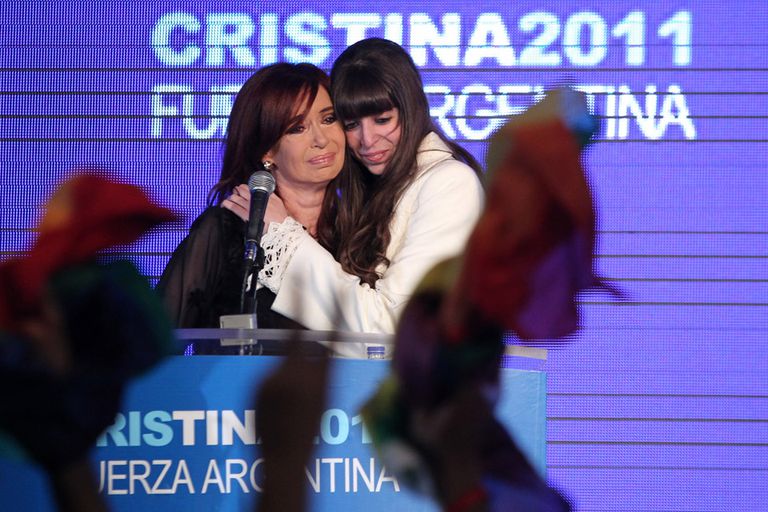  GENERALES. Cristina Kirchner obtiene la reelección con el 54% de los votos. Su vice es Amado Boudou.