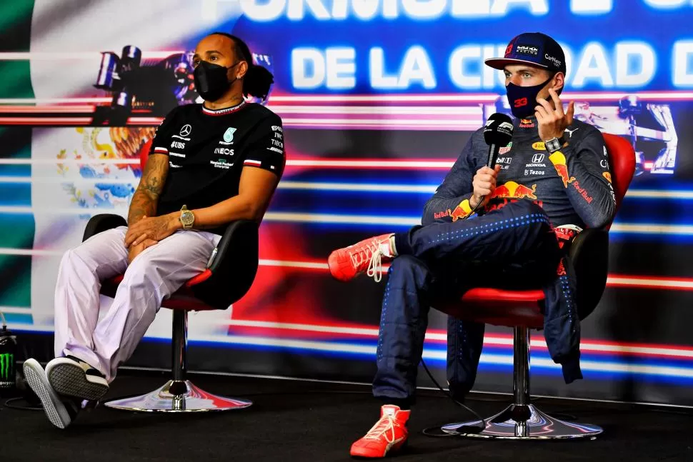 DISTANTES. Lewis Hamilton y Max Verstappen no se darán tregua en el final del campeonato de la Fórmula 1. 