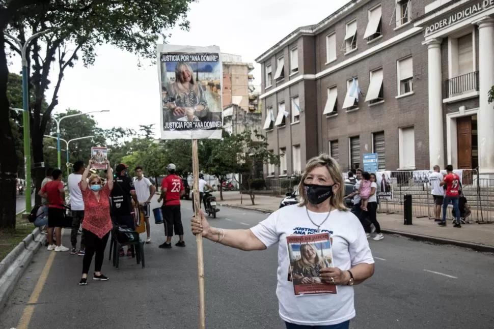 APOYO. Con carteles y pancartas, pidieron justicia por Ana Dominé.