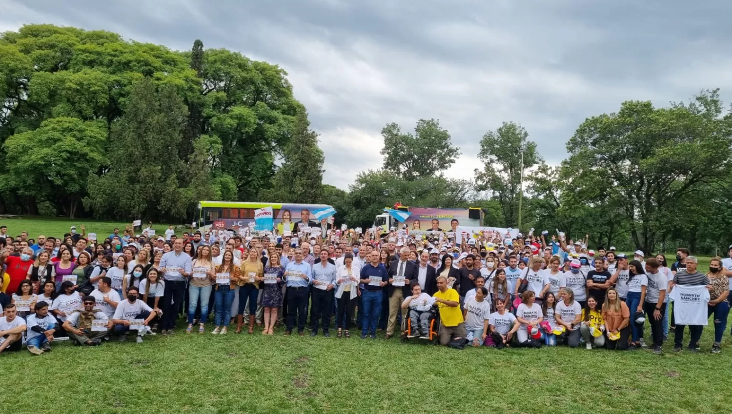 OPTIMISMO OPOSITOR. Los candidatos de Juntos por el Cambio avizoraron un triunfo durante el acto de cierre de campaña, en el parque Guillermina.