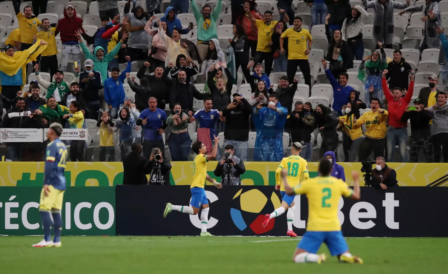 EN SAN PABLO. Los jugadores del seleccionado local festejaron un gol clave. REUTERS 