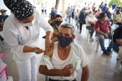 Inscriben a mayores de 60 años para la tercera dosis