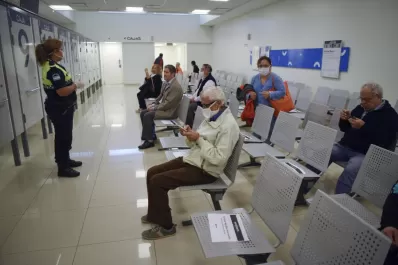 Los bancos podrán volver a atender al público sin turno previo desde el lunes