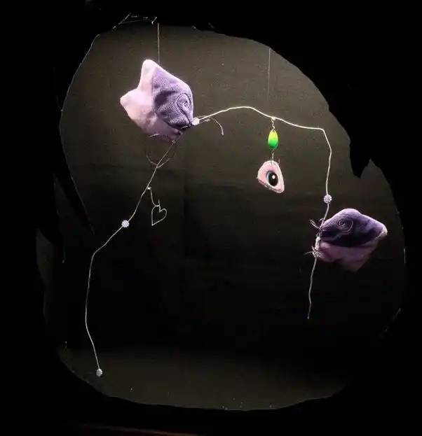 “SHYHOUSE”. Instalación de Juan Ojeda, con alambre, peluche y tela.  