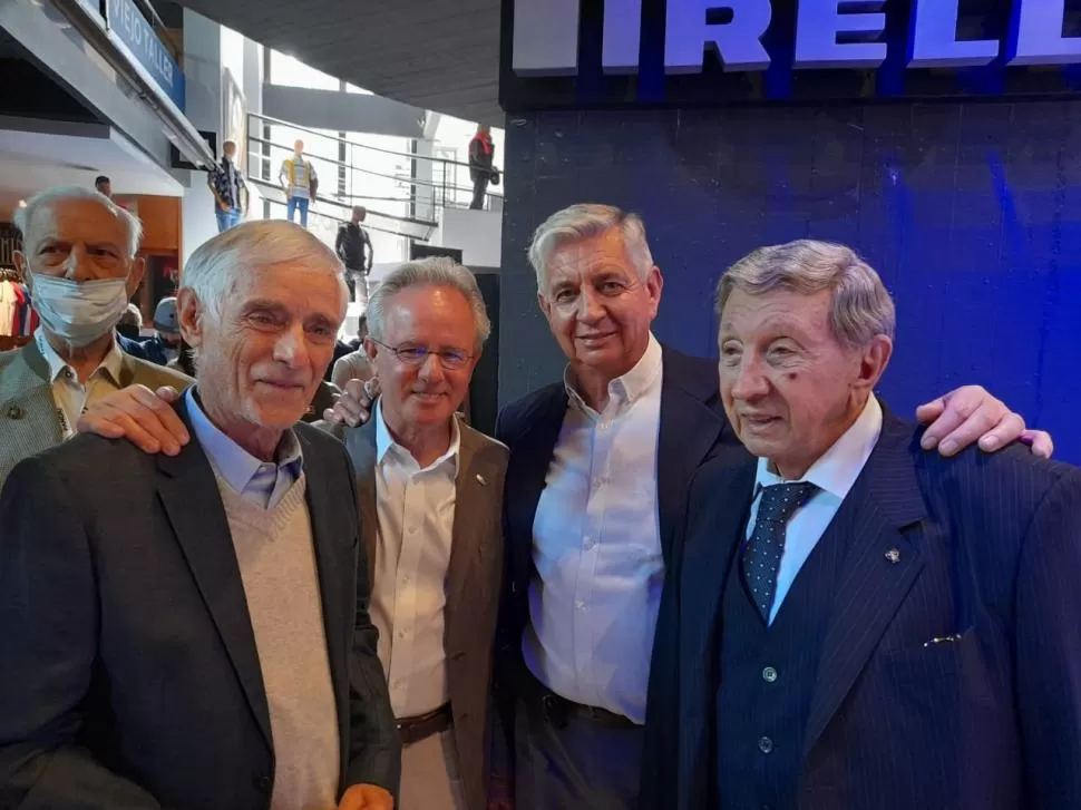 PARA EL ÁLBUM. Lange estuvo entre las 400 personas que tuvieron acceso al museo. Con Oreste Berta, Horacio Pagani y Luis Landriscina recordaron los momentos que cada uno vivieron con Fangio.  