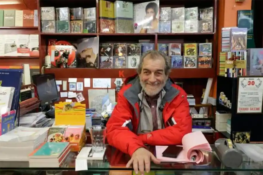 IMAGEN INCONFUNDIBLE. Miguel Frangoulis rodeado de libros y discos, en la librería “El griego”.