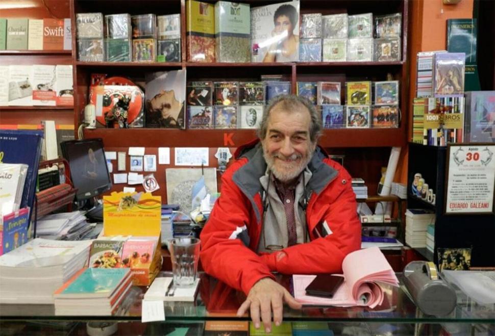 IMAGEN INCONFUNDIBLE. Miguel Frangoulis rodeado de libros y discos, en la librería “El griego”.