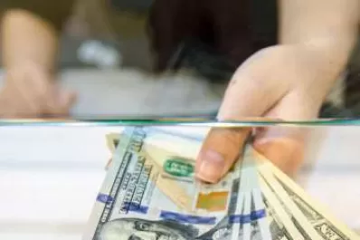 Antes de las elecciones, el dólar “blue” retrocedió $ 6,50