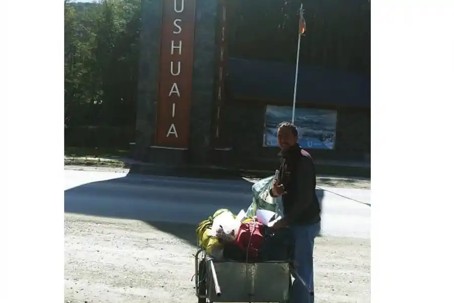 Recorrió más de 12.000 km, llegó a Tucumán y ahora va hacia México: todo a pie 