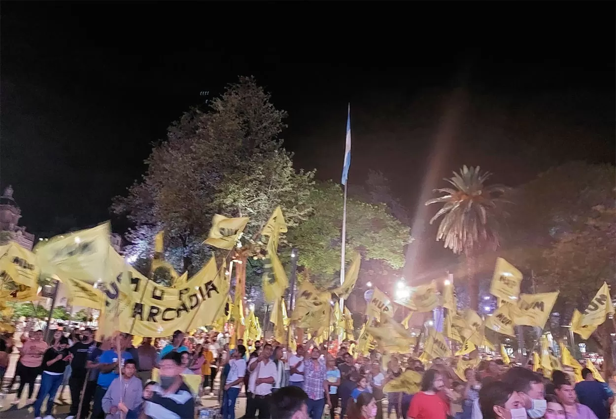 EN LA PLAZA. El Movimiento de Unidad Popular celebra en la plaza Independencia el triunfo.