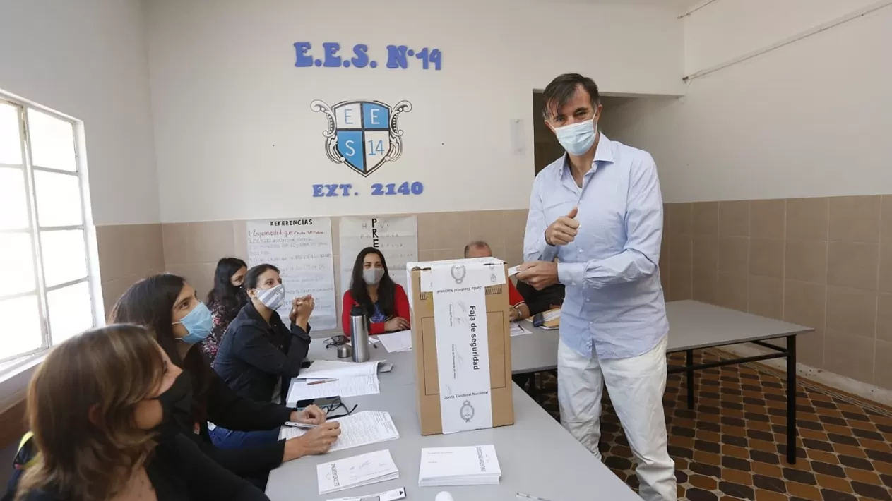 DEBER CÍVICO. Esteban Bullrich emitió su voto en una escuela de la localidad bonaerense de Junín.