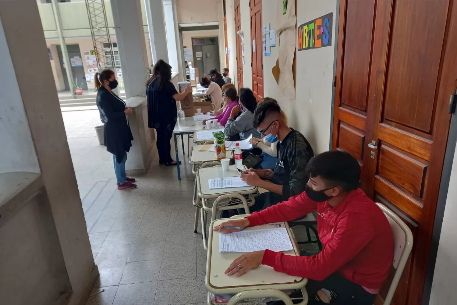 ELECCIONES EN TUCUMÁN. Los comicios finalizaron a las 18, y se espera por los primeros resultados oficiales. Foto: LA GACETA / Analía Jaramillo