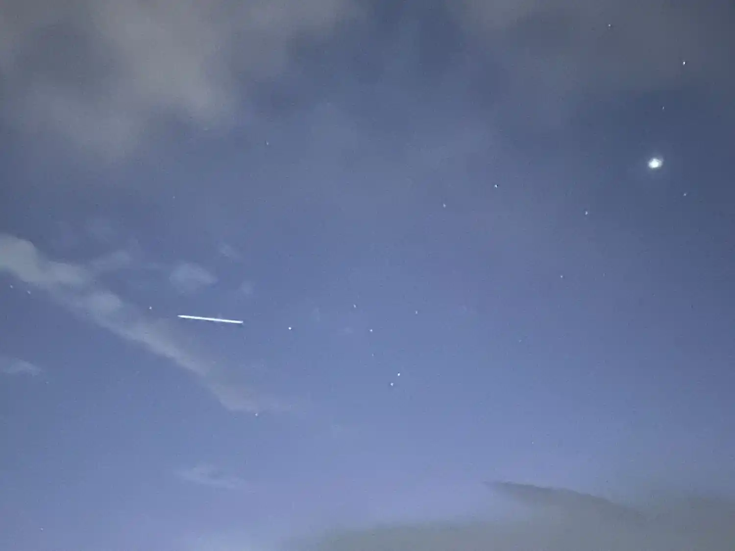 Una extraña hilera de luces sorprendió anoche a los tucumanos: ¿de qué se trató?