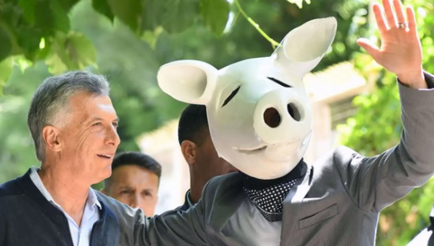 ACOMPAÑADO. El ex presidente Mauricio Macri posó junto a un hombre disfrazado de chancho.