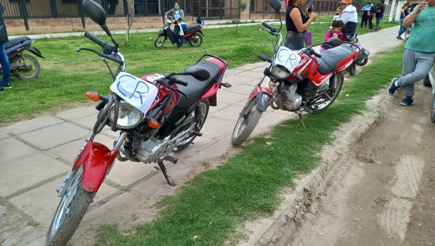 TODO SIRVE. Con dos motos llevaron votantes a la escuela El Salvador, en avenida Américo Vespucio, al sur de la ciudad.