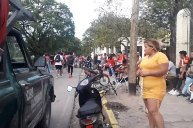 Los hinchas de San Martín hacen largas colas para conseguir una entrada