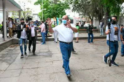 Manzur no viajó a Buenos Aires y seguirá el escrutinio en Casa de Gobierno, junto a Jaldo